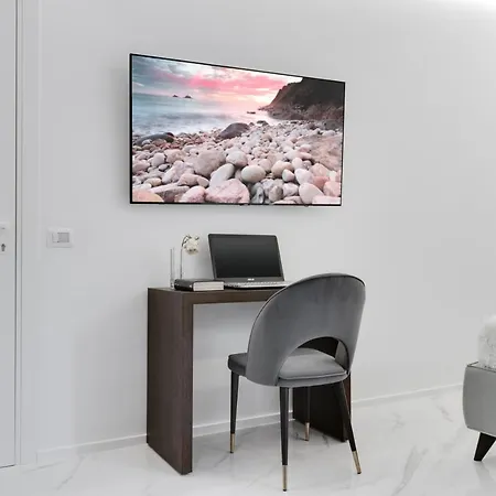 بيت ضيافة The Crown Black And White 3*