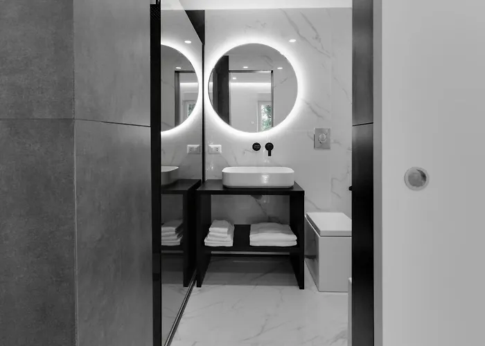 بيت ضيافة The Crown Black And White كالياري