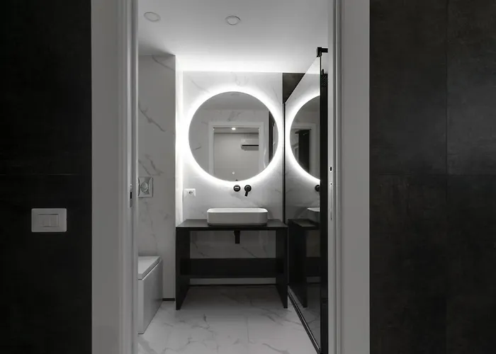 The Crown Black And White كالياري