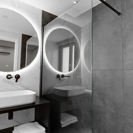 Guest house The Crown Black And White *