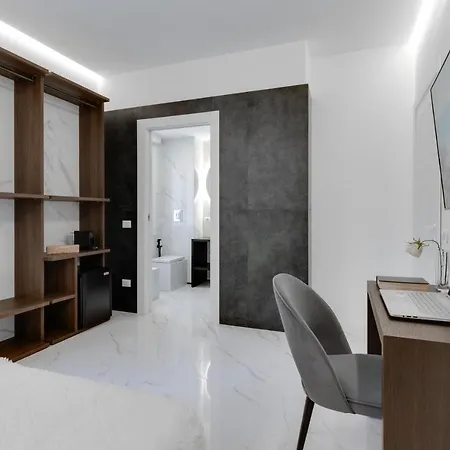 The Crown Black And White 3* Cagliari